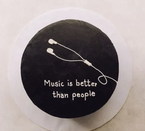 Music over people, a Fig & Owl cake