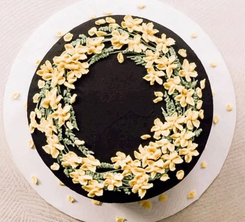 Yellow Aria, a Fig & Owl cake