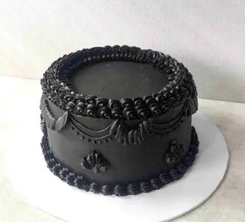 Vintage Black, a Fig & Owl cake