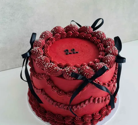 Vintage Merlot, a Fig & Owl cake