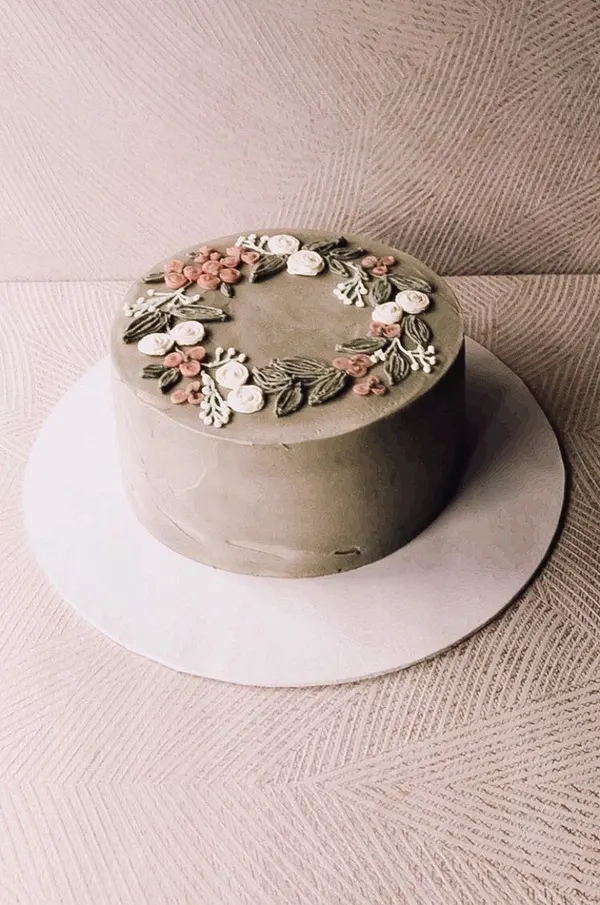 A Fig & Owl buttercream cake