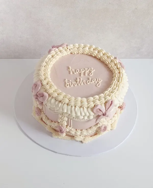 A Fig & Owl buttercream cake