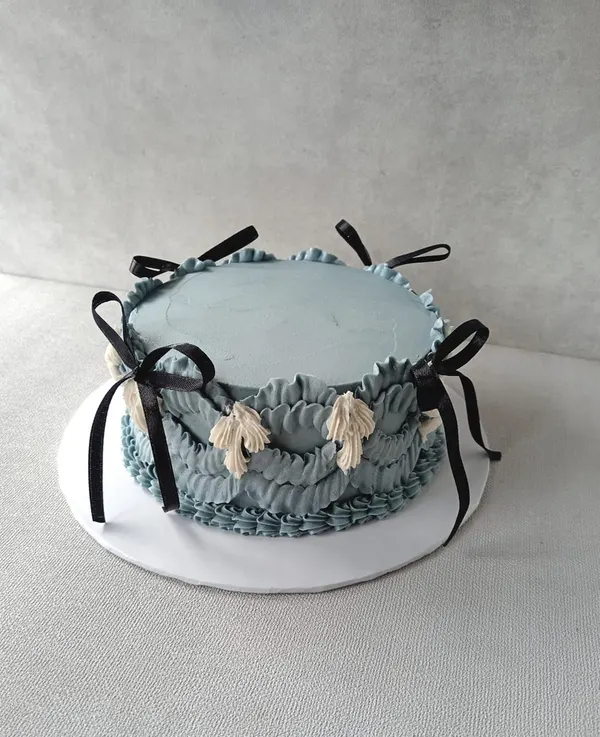 A Fig & Owl buttercream cake