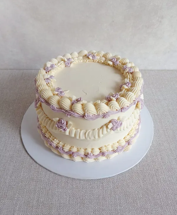 A Fig & Owl buttercream cake