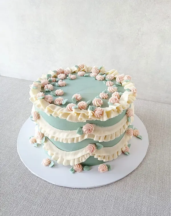 A Fig & Owl buttercream cake