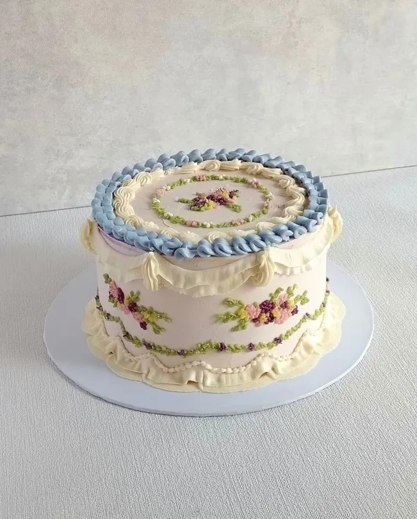 A Fig & Owl buttercream cake