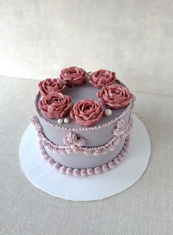 A Fig & Owl buttercream cake