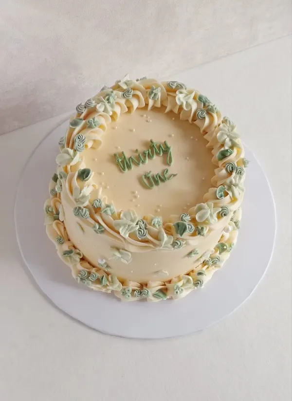 A Fig & Owl buttercream cake
