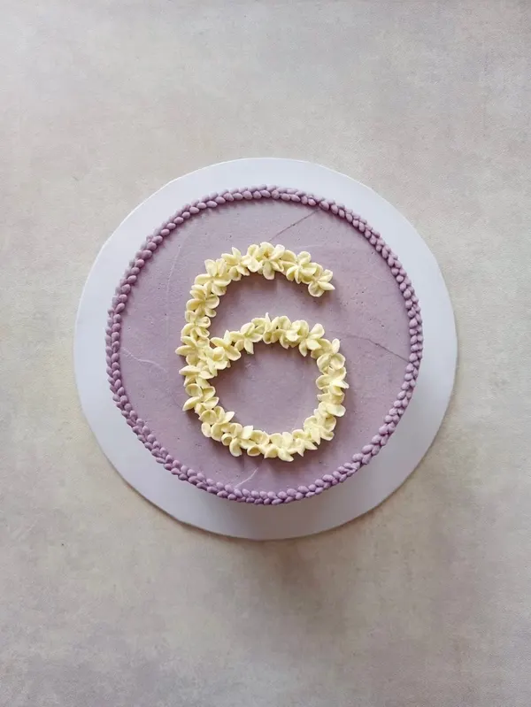 A Fig & Owl buttercream cake
