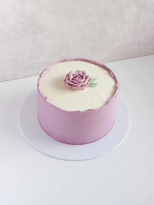 A Fig & Owl buttercream cake