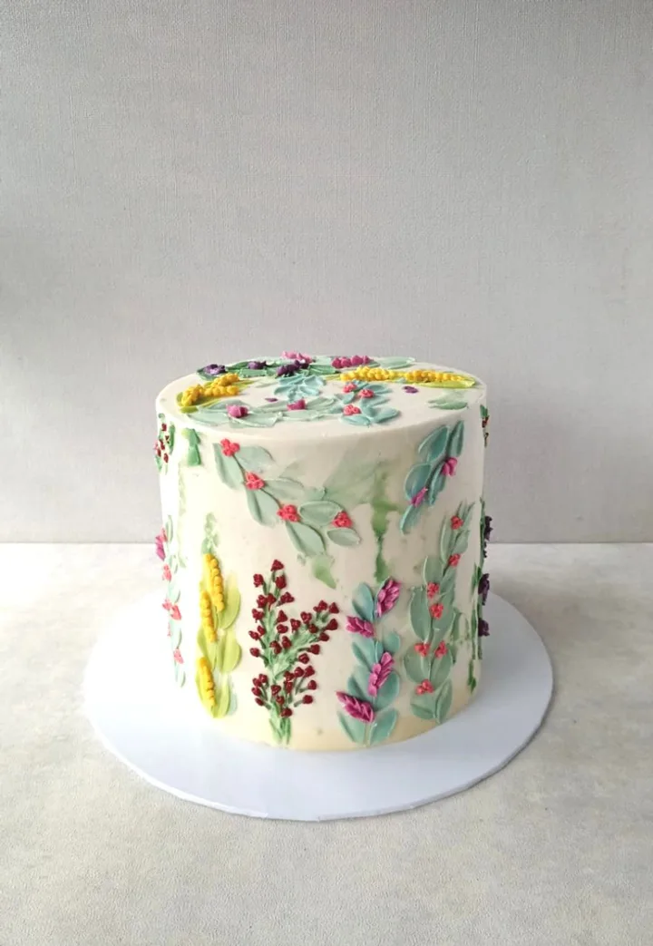 A finely piped embroidered cake