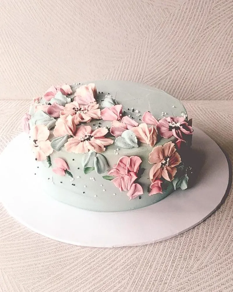 A simple, elegant classic cake with soft blooms