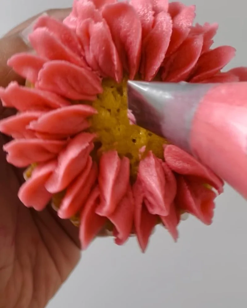 Piping a buttercream flower